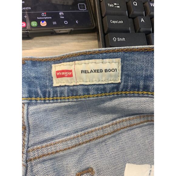 Wrangler Men's Authentics Relaxed Fit Bootcut Jeans Denim Blue Size 32/30 - Picture 4 of 7